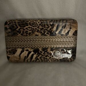 Leopard clutch